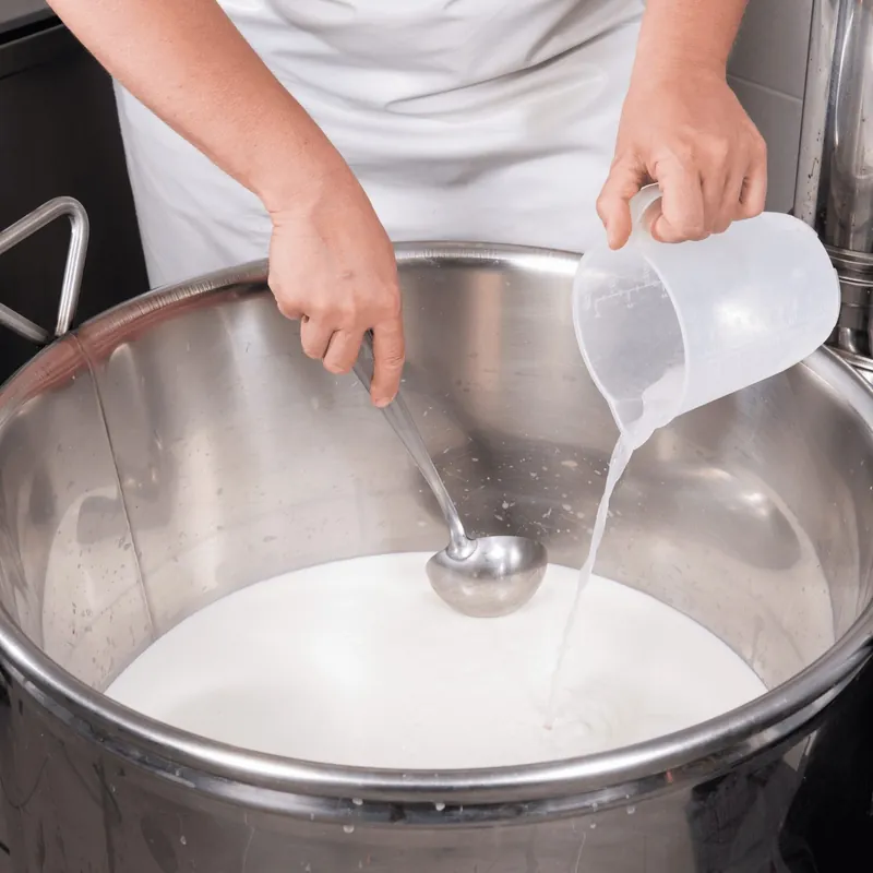 Milch im Topf, bevor das Lab dazukommt