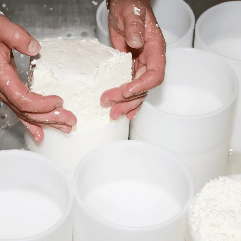 Frischkäse wird von Hand in Form gebracht